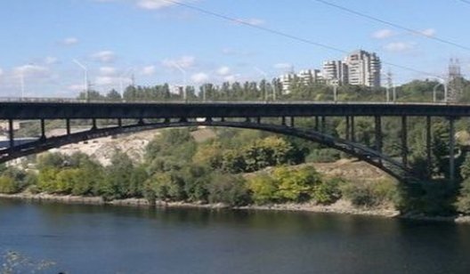 В Запорожье студент совершил суицид, спрыгнув с Арочного моста, высотой 40 метров. Фото 18+