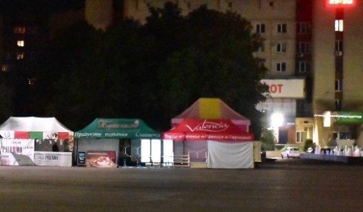 На площади в Славянске полным ходом идет подготовка к празднику: ФОТО