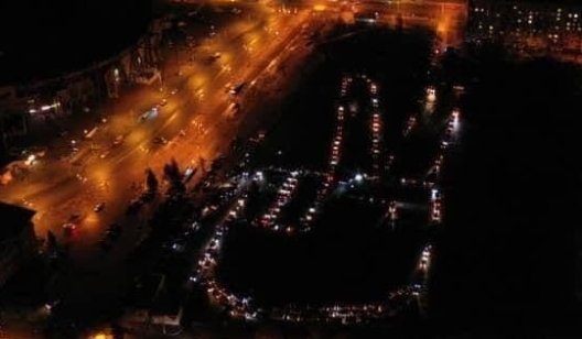 Фото дня. В Харькове автомобилисты провели флешмоб в память о Кернесе