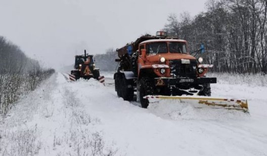 На дорогах у Донецькій області ліквідовують наслідки снігопаду