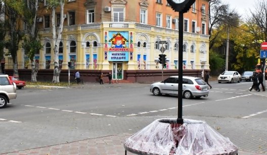 В центре Славянска появилась новая скамейка
