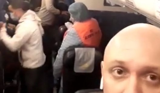 В Киев прилетел самолет из Милана. Активист говорит, "половина пассажиров кашляет"