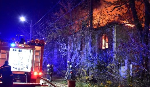 Пожар в Славянске: в эти минуты горит здание детского сада - ФОТО с места событий