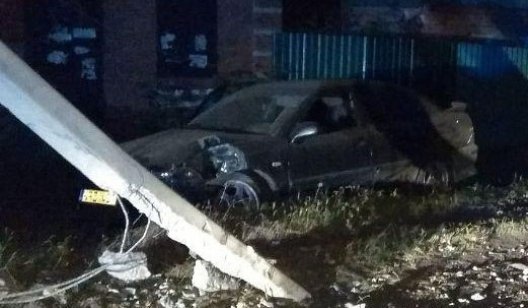 Пьяный водитель Mitsubishi в Славянске снес столб - видео погони