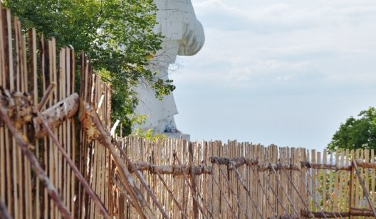 У памятника Артему в Святогорске идет большая стройка - ВИДЕО