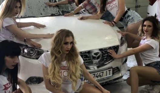 Участницы "Мисс Славянск - 2019" провели фотосессию на автомойке