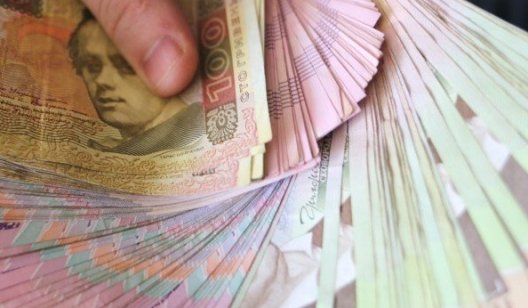 Чиновникам хотят повысить зарплаты: одним доплатят 2 тыс. грн, а кому-то всего 500