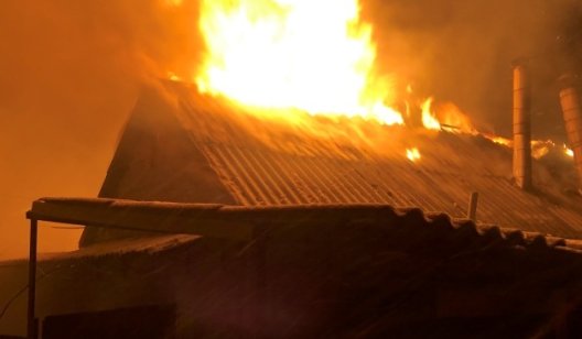 В Славянске пожарные спасли дом от уничтожения огнем