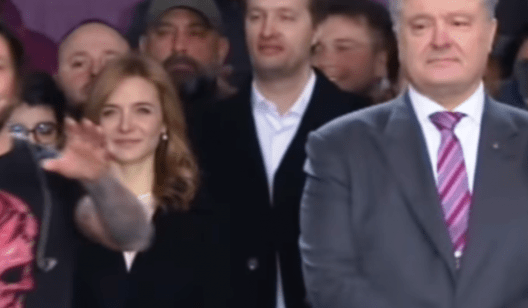 Опубликовано видео, как Порошенко спел на НСК Олимпийский песню про "кидалово"