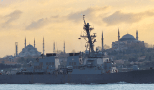 Три российских военных корабля проследовали через Босфор в Черное море