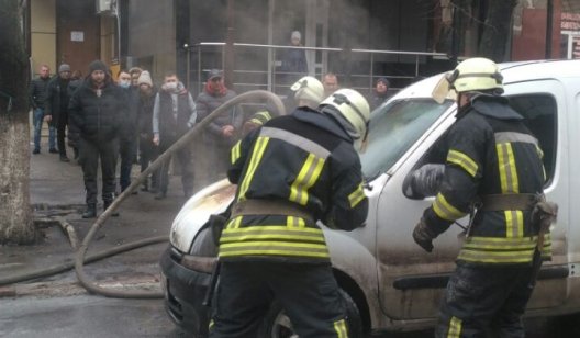 В центре Славянска загорелся автомобиль