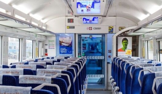 Пасажирів поїзда Київ-Краматорськ пересаджують у спальні вагони: причина