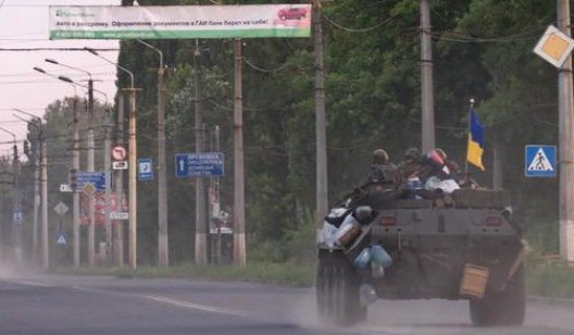 ЧП под Славянском: под колеса бронемашины попал военный - он умер