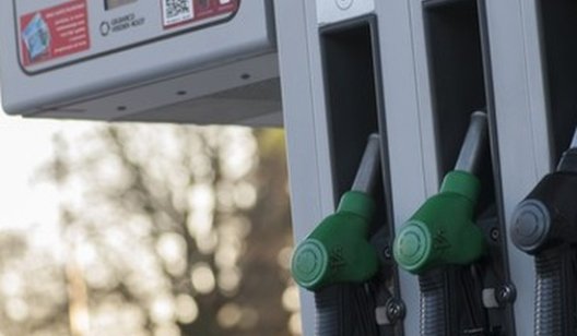 Бензин начал дешеветь, а автогазу обещают подорожание: где дешевле заправиться