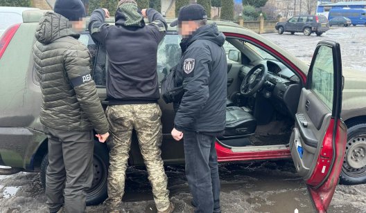 У Слов’янську ДБР затримало військовослужбовця на спробі продажу кулеметів