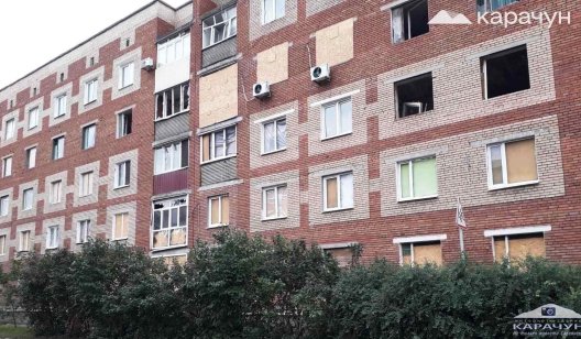 Пошкоджена багатоповерхівка у Слов'янську