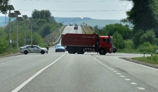 На БЗС в Славянске перекрывали дорогу