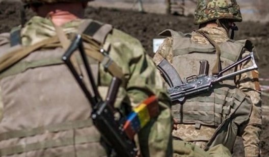 На Донбассе из-за неосторожного обращения с оружием погиб украинский военный, еще трое ранены