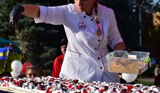 Славянск такого ещё не видел: как на Соборной площади приготовили рекордный торт