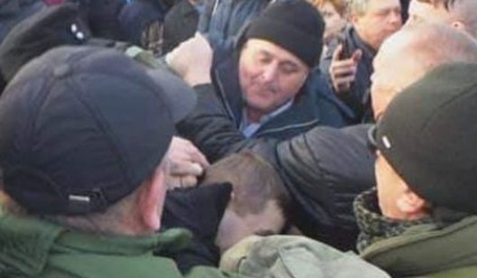 В Порошенко на его Майдане бросили яйцом. Он приказал поймать метателя
