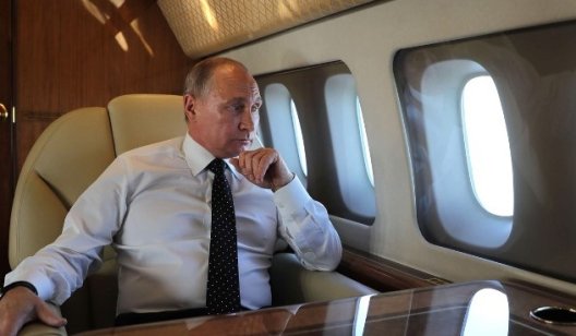 Бывший пилот Путина рассказал, чем кормят в воздухе президента России, и как однажды лайнер с ним чуть не разбился