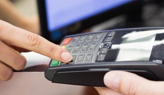 НБУ может разрешить снимать деньги с карт в кассах магазинов
