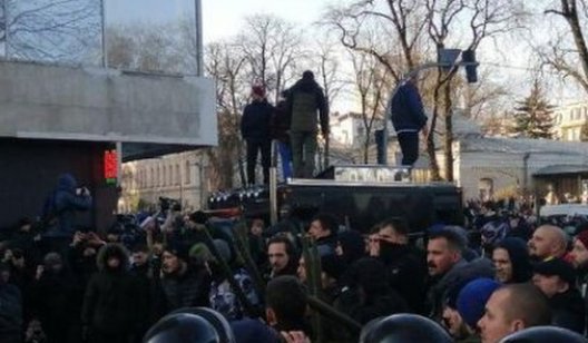 На митинге под Радой начались драки, есть пострадавшие. Видео