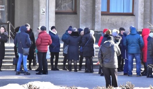 В Славянске появилось 280 новых безработных: они уже под зданием горсовета