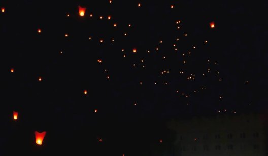 В небо над Славянском полетели сотни небесных фонариков - ФОТО