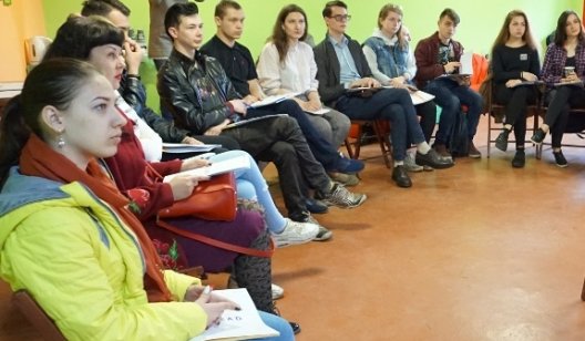 В Славянске молодежь училась влиять на власть