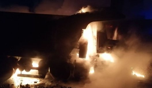 В Мариуполе грузовик врезался в "сталевара"