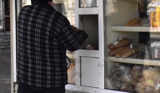 Где жители Славянска могут купить хлеб, не заходя в помещение