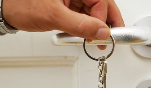 Отключение должников: коммунальщикам хотят разрешить ломать двери квартир