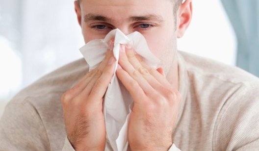 Частое чихание. Ученые обнаружили новый симптом коронавируса у вакцинированных людей
