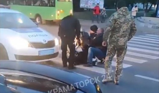 В Краматорске полицейские сбили женщину с ребенком на пешеходном переходе - ВИДЕО