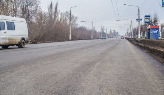 На въезде в Краматорск со стороны Славянска уже укладывают новый асфальт