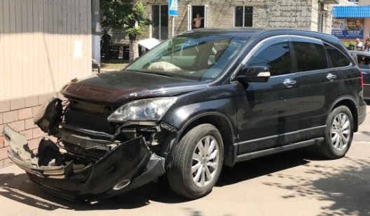 Honda вылетела на тротуар: ДТП в центре Славянска - ВИДЕО