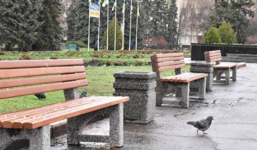 По периметру Соборной площади в Славянске установили новые лавочки