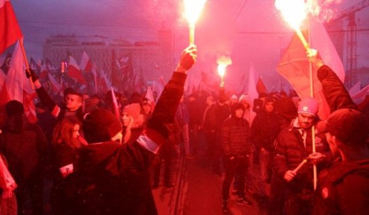 А в Славянске - пожалуйста. В Варшаве запретили ежегодный марш националистов