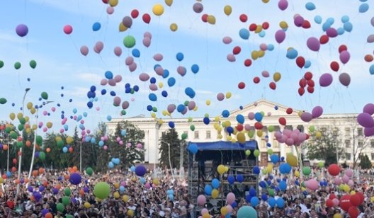 В Краматорске проходит первый общегородской выпускной под открытым небом