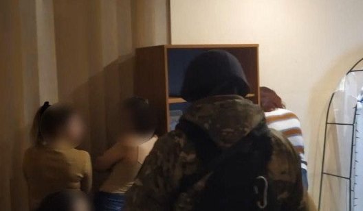 Житель Славянска организовал порностудию, в которой насиловал несовершеннолетних