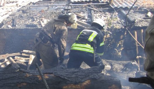 Подсчитываются убытки: днём в Славянске горел гараж с автомобилем внутри