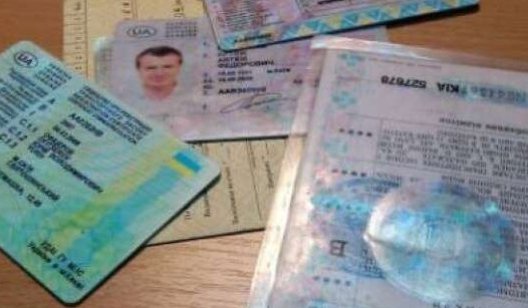 Украинским автомобилистам рассказали важную деталь относительно водительского удостоверения и техпаспорта