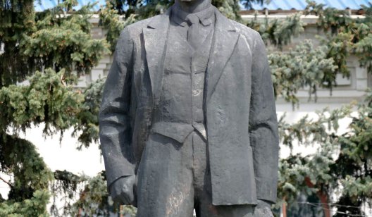 В Изюме горсовет выставил памятник Ленина на аукцион