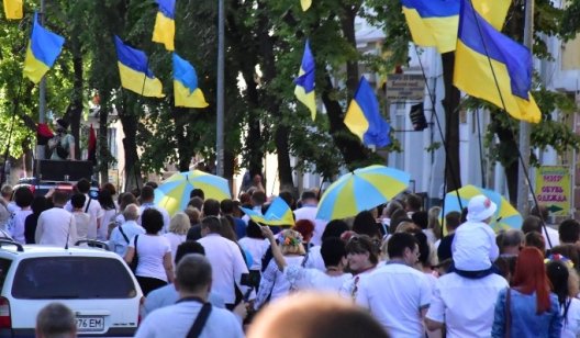 По улицам Славянска идет вышиванковое шествие - ФОТО