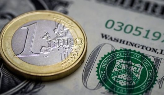 Официальный курс: гривня укрепилась к доллару и евро