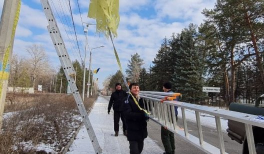 У Святогірську замінили прапори, які пережили окупацію – ФОТО