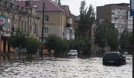 Мощный ливень затопил Бердянск: машины буквально плавали по улицам. Фото