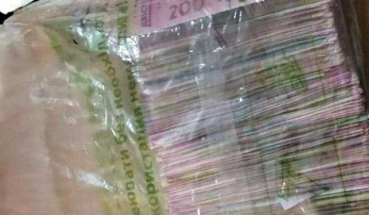 Коммунальщик отнес в полицию найденные на дороге 250 тысяч гривен, но ему не поверили