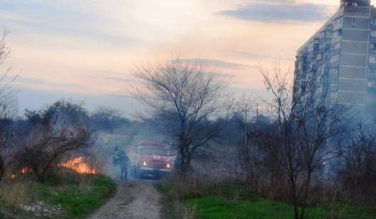 Славянские пожарные настолько суровы, что тушат пожары без воды (ФОТО)